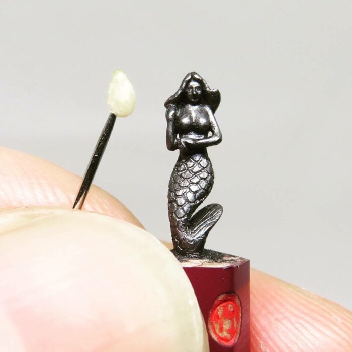 Sirena ;Artista crea hermosas y diminutas esculturas en la punta de los lápices