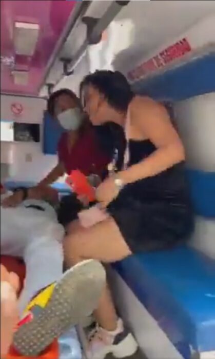 mujer arriba de una ambulancia sentada a lado de una mujer paramédico 