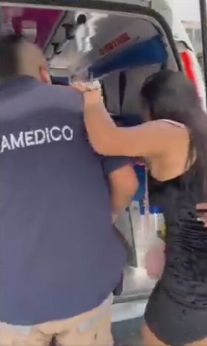 imagen de una mujer poniendo su brazo sobre el hombro de un paramédico 