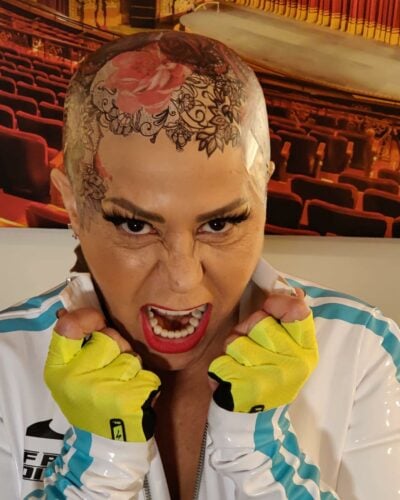 Fotografía de la cantante Alejandra Guzmán sin cabello con tatuajes sobre su cabeza 