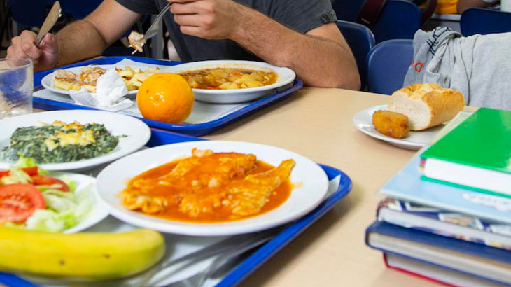 desayunador escuela; Ayudaba a una amiga que no tenía dinero, fueron a un restaurante y descubrió que en verdad era millonaria