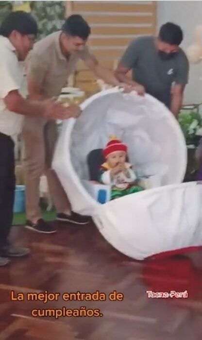 bebé vestido de Gohan dentro de una cápsula super saiyajing en su fiesta de cumpleaños 