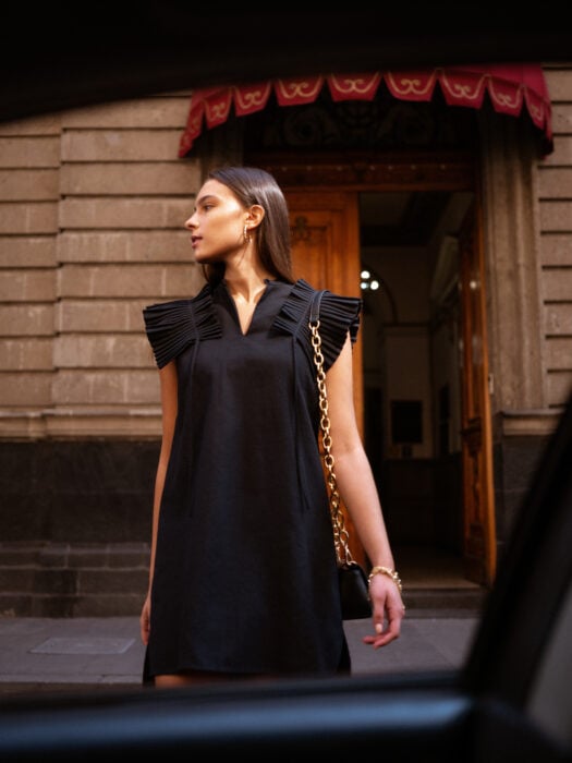 Vestido negro con pliegues ;Campaña Liverpool colección YAKAMPOT for MAP 