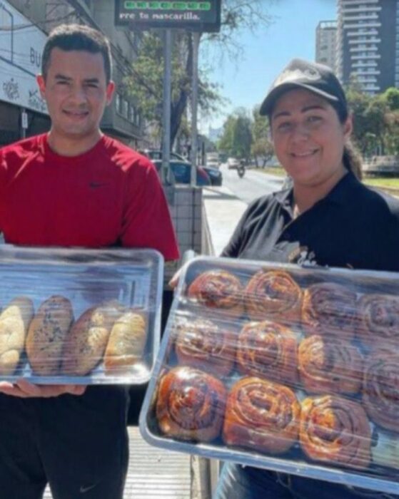 José y su esposa vendiendo pan