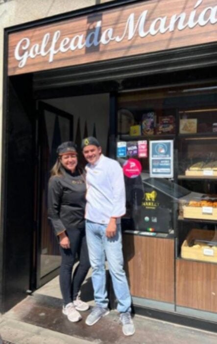 José Campos y su esposa afuera de su panaderia Golfeado Manía