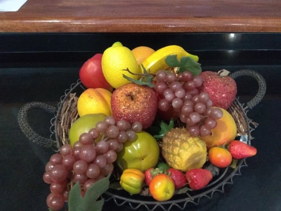 Frutero con frutas artificiales