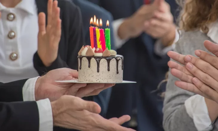 Pastel de chocolate; Demandó a su empresa por celebrar su cumpleaños cuando dijo que no; padece ansiedad