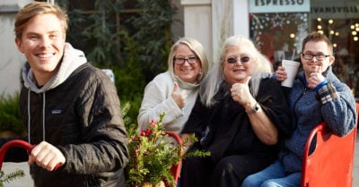 Mujer buscó a sus padres biológicos y se enteró que tiene un hijo