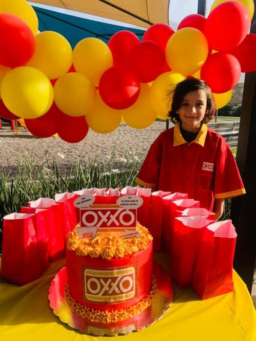 Niño en Monterrey festejó su fiesta de cumpleaños con temática de la tienda Oxxo