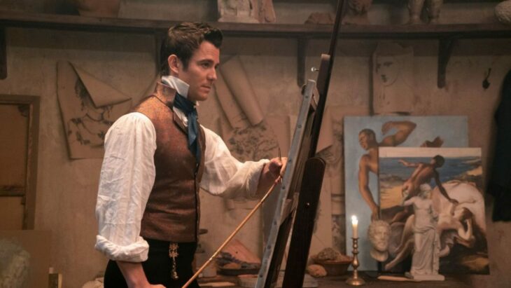 Benedict Bridgerton pintando una escultura en la serie Bridgerton 