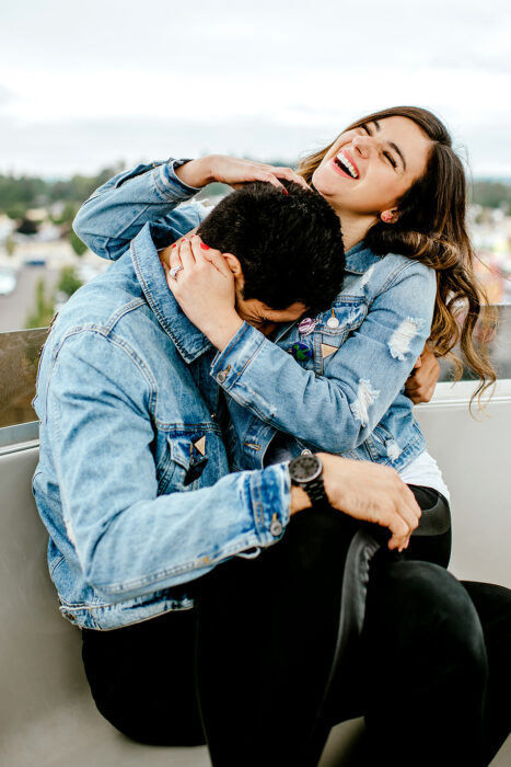 imagen de un chico sentado a lado de su novia abrazándose mientras sonríen 