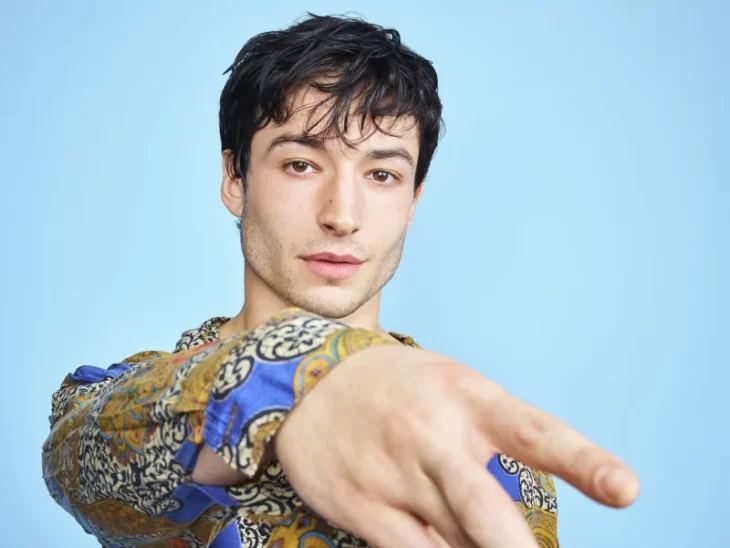 Ezra Miller fue arrestado de nuevo y esto ya no es divertido, es triste