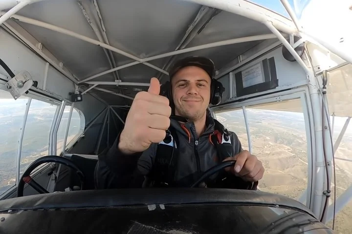 Trevor Jacob sobrevolando; FAA cancela la licencia de piloto a un Youtuber que estrelló su avión para conseguir más likes