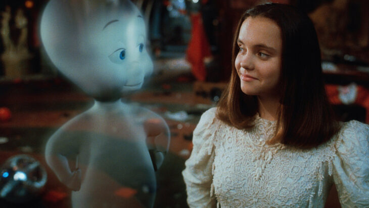 Captura de pantalla de Gasparín a lado de Kat Harvey en la película Casper 1995
