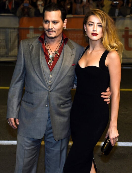 Johnny Depp abrazado de su exesposa Amber Heard