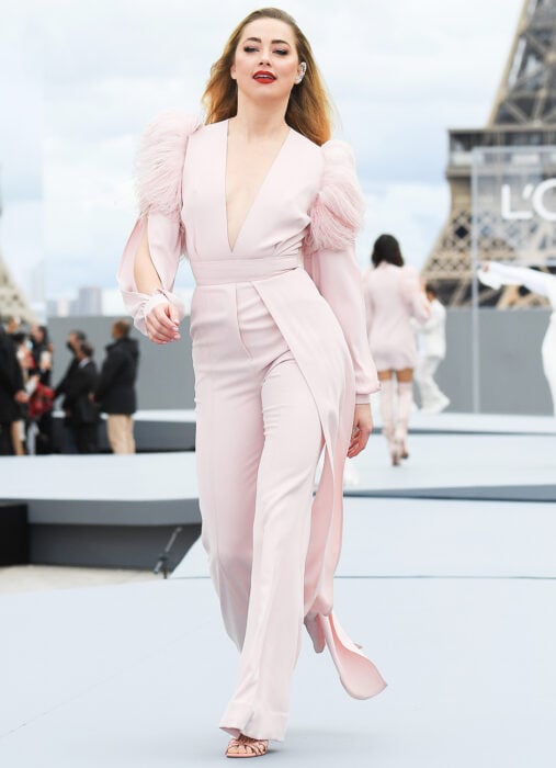 Amber Heard modelando para la semanada de la moda Loreal Paris 2022