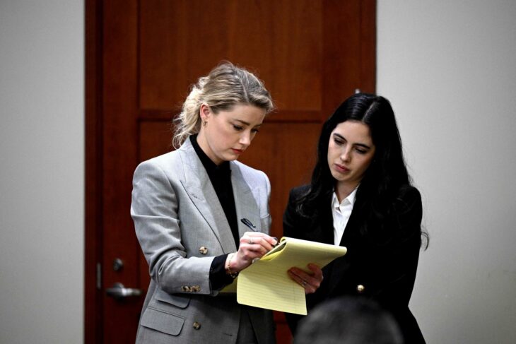 Amber Heard junto a una abogada en el juicio contra Depp en Virginia, Estados Unidos 