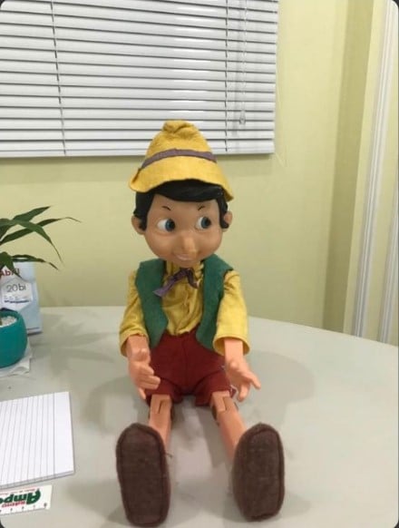 Muñeco de Pinocho de 1970 sentado sobre un escritorio