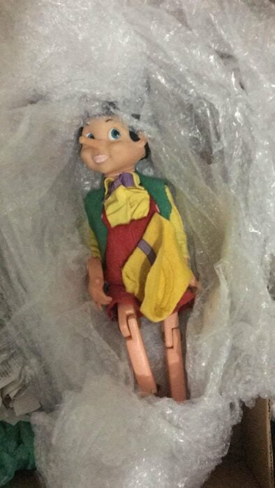fotografía de un muñeco de Pinocho en su caja 