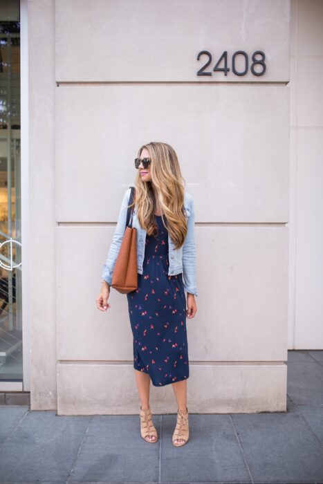 14 Outfits that combine denim jacket with dresses