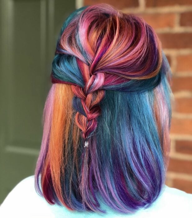 cabello de una chica en varios colores con peinado de una trenza