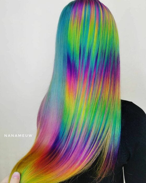 cabello de una chica en varios colores que van degradados 