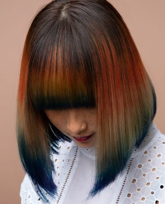 cabeza de una chica mostrando el color de su cabello con colores degradados bastante tenues 