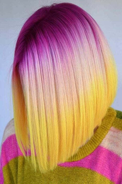 cabeza de una chica mostrando el color de cabello en tono rosa, rubio y amarillo