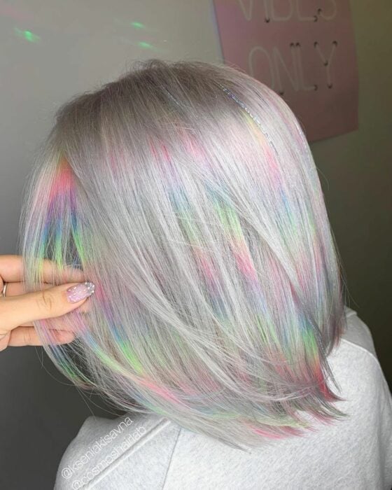 cabello gris con ligeras mechas de colores pastel 