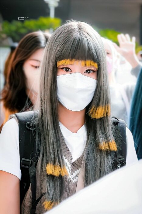 fotografía de una chica con cabello gris y mechones en color amarillo 