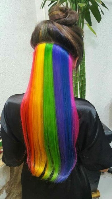 cabello de una chica en 6 tonalidades que parecen formar un arcoíris
