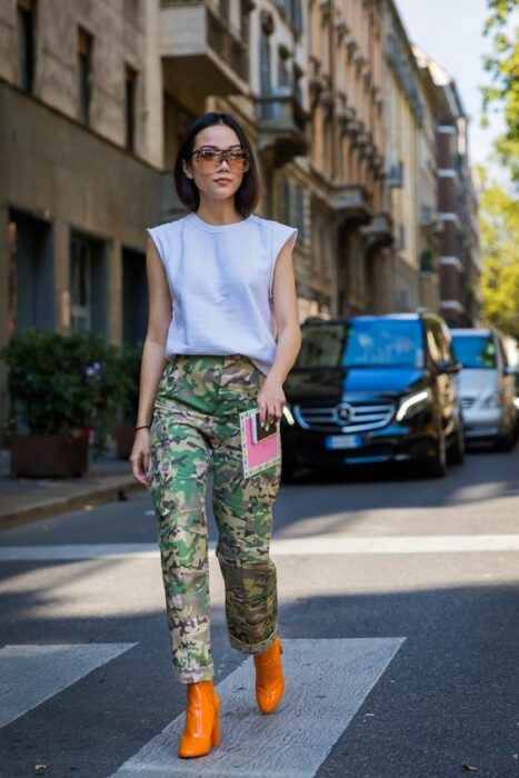 pantalón con botas ;13 Ideas para llevar prendas con camuflaje sin perder el estilo