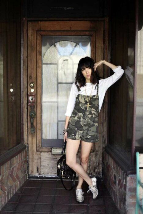 Short overalls; 13 Ideas to wear camouflage garments without losing style