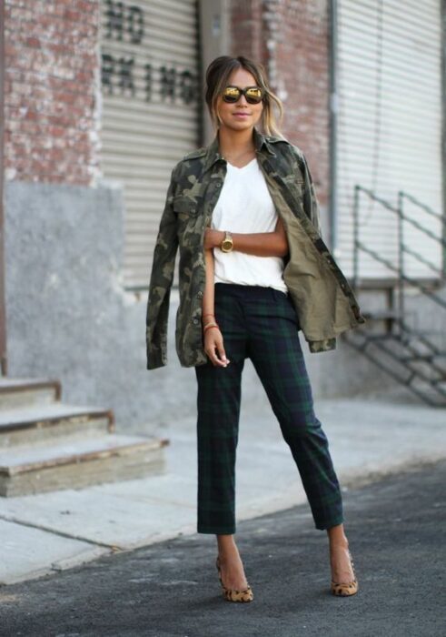 Long jacket; 13 Ideas to wear camouflage garments without losing style