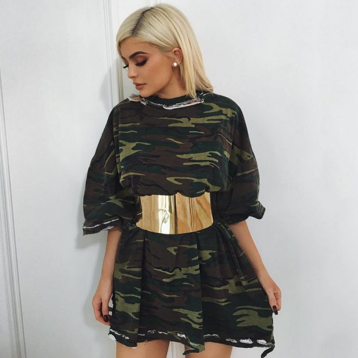 Long shirt; 13 Ideas to wear camouflage clothes without losing style