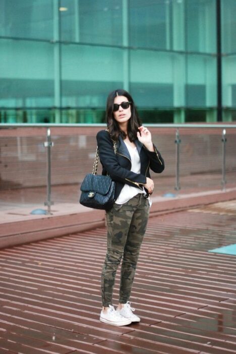 denim jeans; 13 Ideas to wear clothes with camouflage without losing style