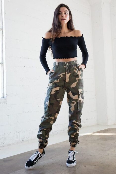 pantalón de cargo ;13 Ideas para llevar prendas con camuflaje sin perder el estilo