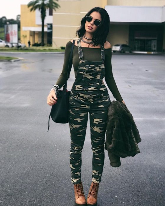 long overalls; 13 Ideas to wear camouflage garments without losing style