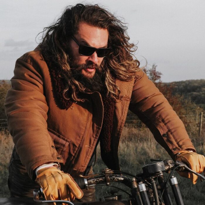 Fotografía de Jason Momoa sobre una moto 