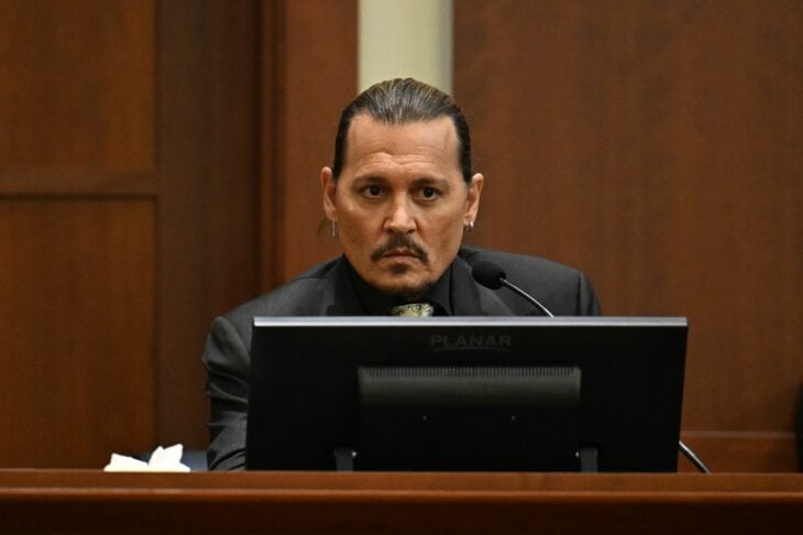 Johnny Depp sentado frente a la corte en su juicio de difamación en contra de Amber Heard 