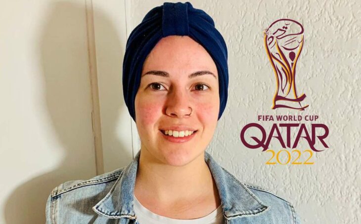 Paola Schietekat sobre una pared con el logotipo del mundial de Qatar 2022