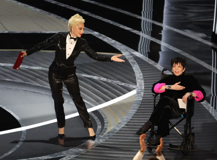 Liza Minnelli y Lady Gaga presentando premio gala Óscar 2022