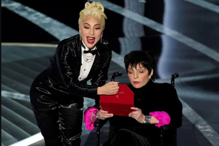 Liza Minnelli y Lady Gaga presentando premio gala Óscar 2022