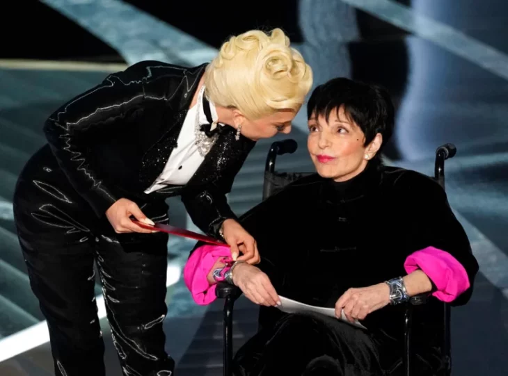 Liza Minnelli y Lady Gaga presentando premio gala Óscar 2022