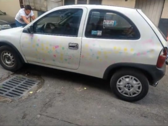 Fotografía de un carro Chevy con marcas de colores provocadas por Post-It