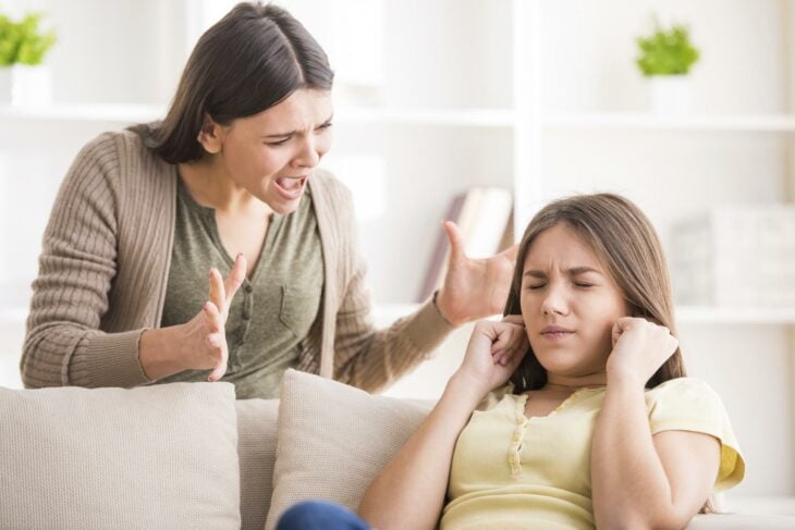chica cubriendo sus oidos; Los adolescentes comienza a ignorar la voz de su madre a los 13 años estudio 