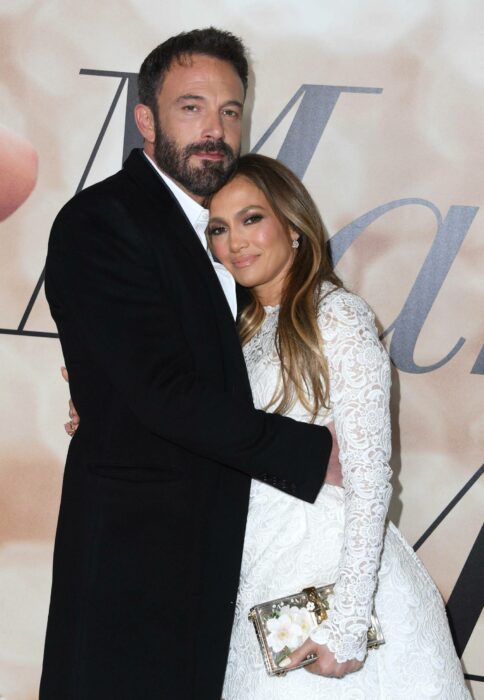 Jennifer Lopez y Ben Affleck abrazados durante una alfombra roja 