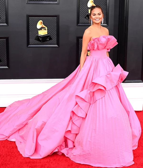 Chrissy Teigen ;Los mejores looks de los Premios Grammy 2022