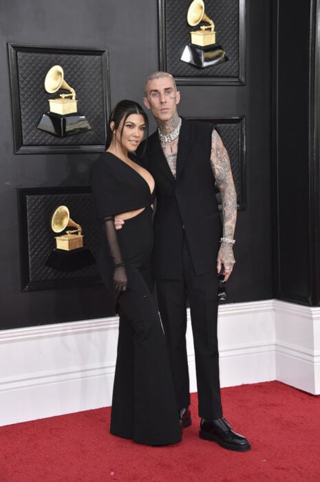 Kourtney Kardashian y Travis Barker ;Los mejores looks de los Premios Grammy 2022