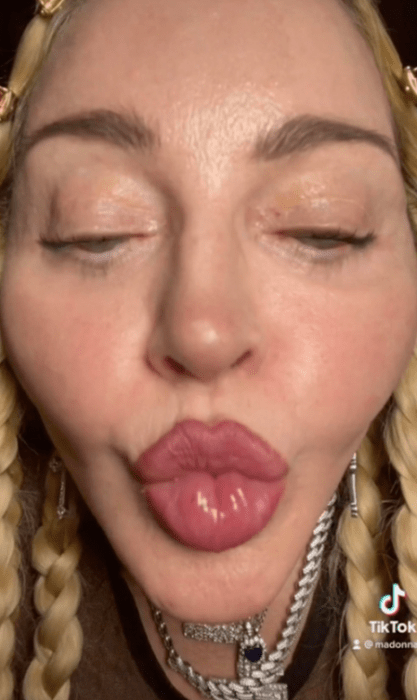 Cara de Madonna enviando un beso 